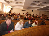 Студенты и преподаватели факультета журналистики увлеченно слушают докладчиков