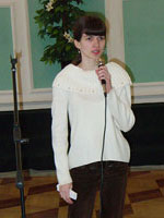 Победительница конкурса Евгения Вострикова читает стихотворение собственного сочинения «Надо жить!»