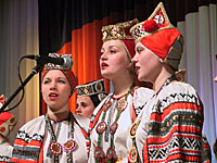 «Куда вы ведете российские дороги?» - поют девушки из ансамбля «Везелица»